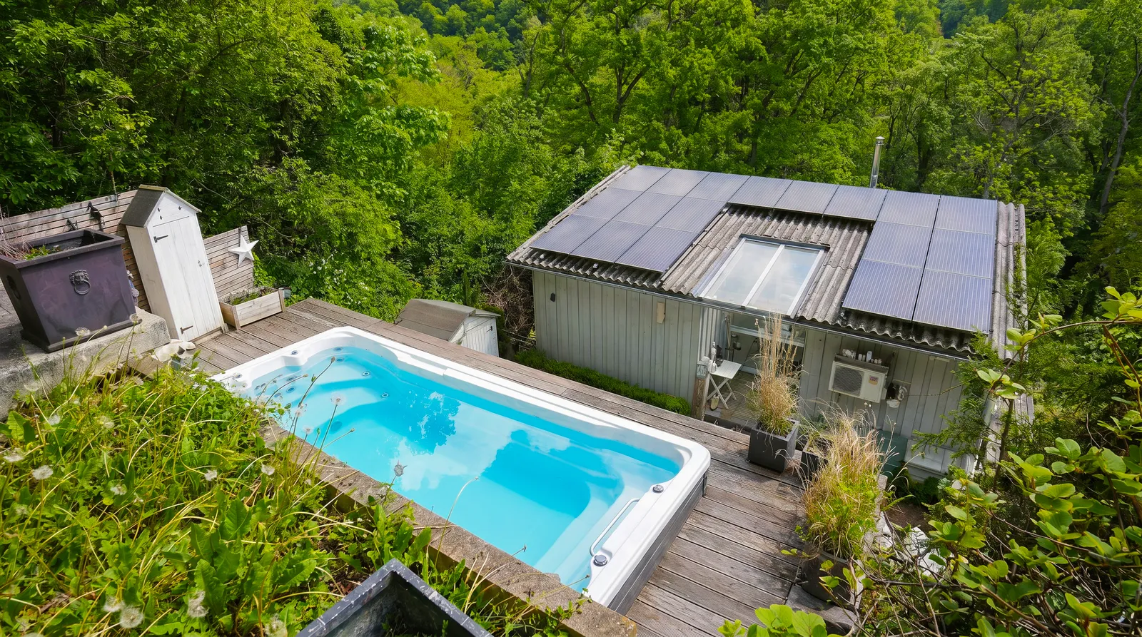 Kübler – Pool und Hausansicht